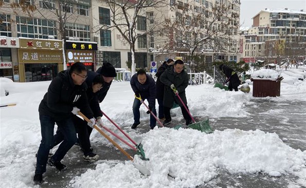 以動制“凍”，溫暖護行——威海產(chǎn)投集團開展清雪行動